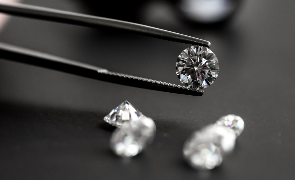 - Leo Hamel - Leo Hamel Tweezers holding loose round cut diamond.